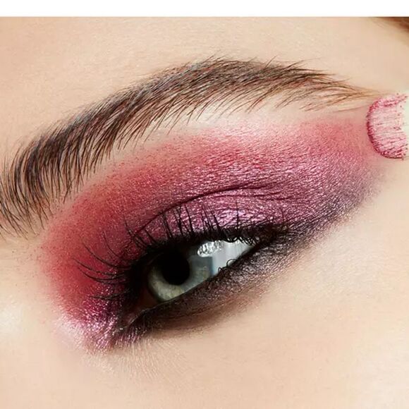 MAC Dazzleshadow Extreme in Celebutante (Rosy Pink with Red Sparkle) - Picture 5 of 11